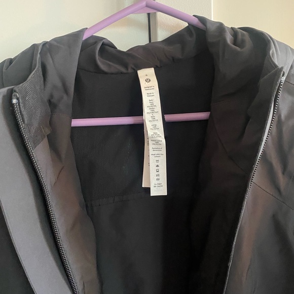 Lululemon Rain Coat size M - Picture 3 of 3